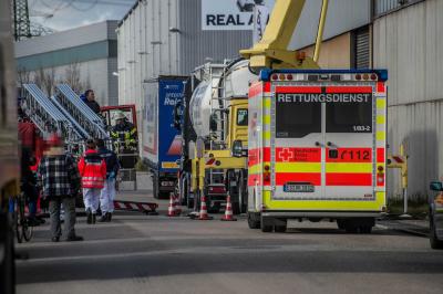 Plochingen: Arbeiter nach medizinischen Notfall aus 15 Meter Hoehe gerettet